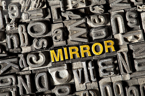 'Alte Bleilettern bilden das englische Wort ''MIRROR'''