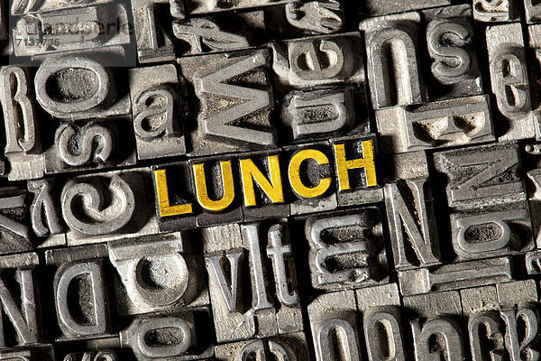 'Alte Bleilettern bilden das englische Wort ''LUNCH'''