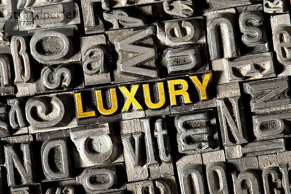 'Alte Bleilettern bilden das englische Wort ''LUXURY'''