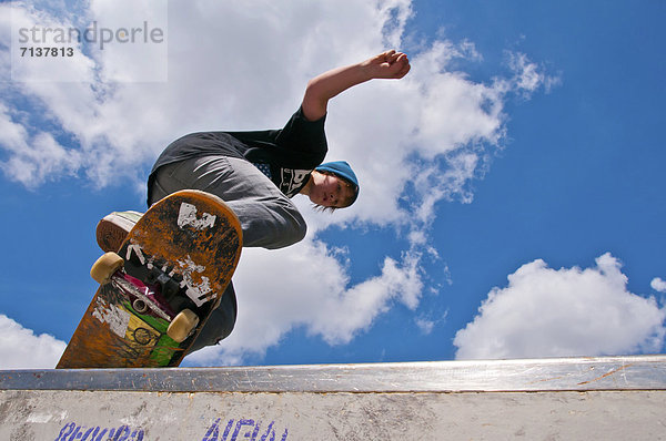 Zwölfjähriger Skater macht einen boardslide  Skateanlage Blaubeuren  Baden-Württemberg  Deutschland  Europa  ÖffentlicherGrund
