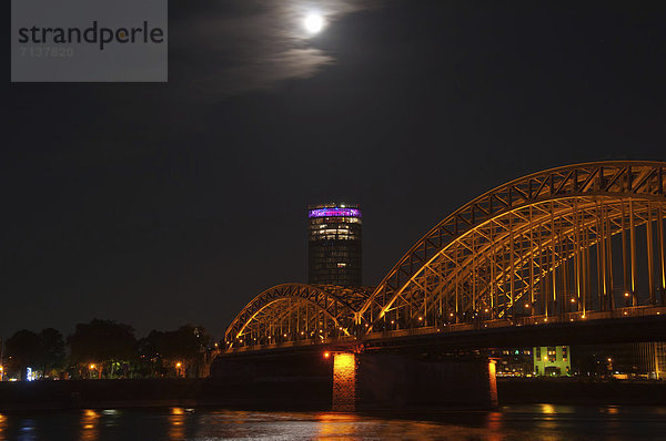Hohenzollernbrücke bei Nacht  Köln Triangle  Köln  Rheinland  Nordrhein-Westfalen  Deutschland  Europa  ÖffentlicherGrund