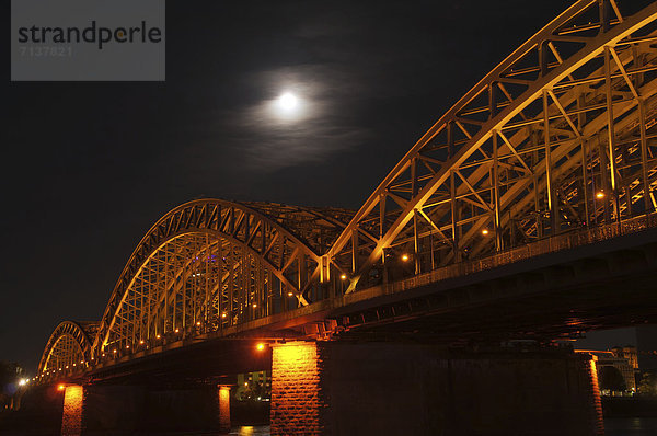 Hohenzollernbrücke bei Nacht  Rhein  Köln  Rheinland  Nordrhein-Westfalen  Deutschland  Europa  ÖffentlicherGrund