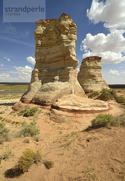 Durch Mineralien verfärbte  erodierte Hoodoos Felsformation Elephant Feet  Tonalea  Navajo Nation Reservation  Arizona  Vereinigte Staaten von Amerika  USA
