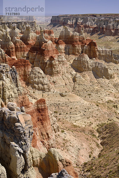 Durch Mineralien verfärbte  erodierte Hoodoos und Felsformation des Coal Mine Canyon  Coal Mine Mesa  Painted Desert  Hopi Reservation  Navajo Nation Reservation  Arizona  Südwesten  Vereinigte Staaten von Amerika  USA