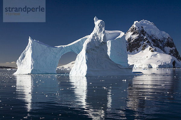 Eisberg  Torbogen-Eisberg am Lemaire Kanal  Antarktische Halbinsel  Antarktis