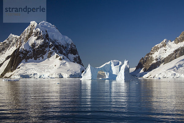 Torbogen-Eisberg am Lemaire Kanal  Antarktische Halbinsel  Antarktis