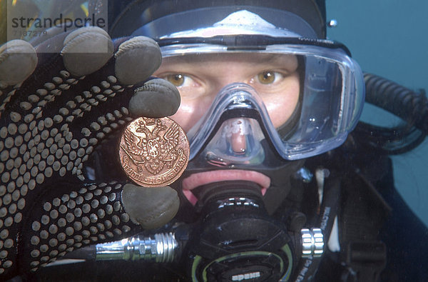 Unterwasserschatz  russische Münze mit sibirischer Prägung aus der Zeit der Kaiserin Katharina II.  Katharina der Großen  Baikalsee  Sibirien  Russland  Eurasien  Asien