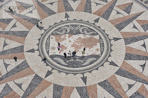 Windrosenmosaik am Fuße des Padr„o dos Descobrimentos oder Denkmal der Entdeckungen  in BelÈm  Lissabon  Portugal  Europa