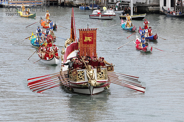 Großer Umzug mit historischen Booten  Regata Storica 2012  Canale Grande  Venedig  Venetien  Italien  Europa