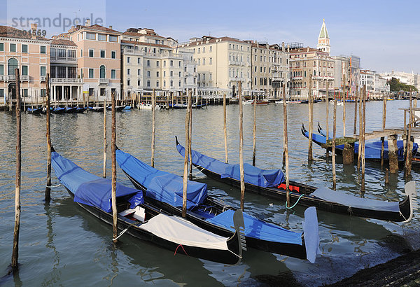 nahe Europa Kirche Ansicht zuprosten anstoßen Gondel Gondola Venedig Venetien Canale Grande Italien