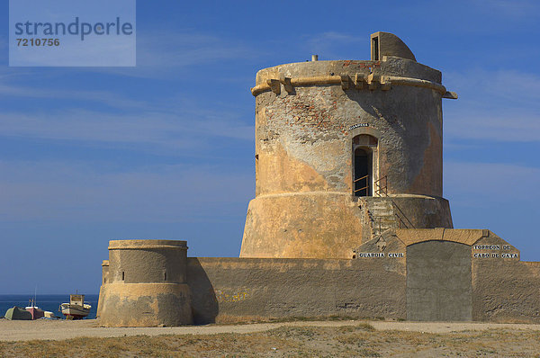 San Migue de Cabo de Gata  alter militärischer Wachturm am Strand  Cabo de Gata-Nijar Naturpark  Almeria  Spanien  Europa