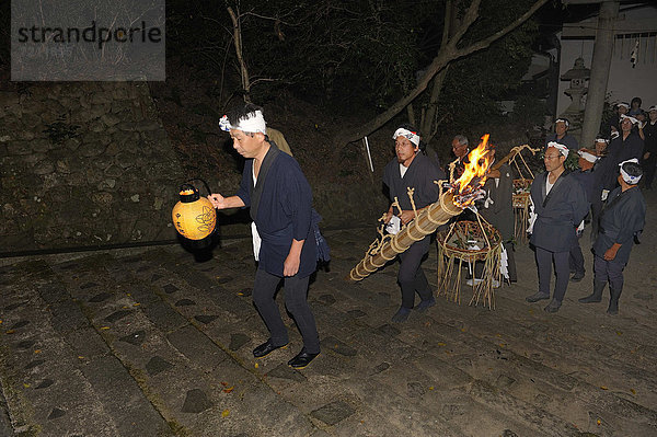 Für ein Feuer-Matsuri im Herbst werden Fackeln in dem jeweiligen Stadtbezirk angezündet und durch die Straßen zum Shinto-Schrein getragen  Iwakura bei Kyoto  Japan  Asien
