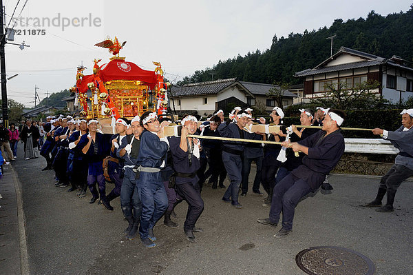 Trageschreine werden bei einer shintoistischen Prozession durch das Stadtviertel getragen  Iwakura bei Kyoto  Japan  Ostasien  Asien