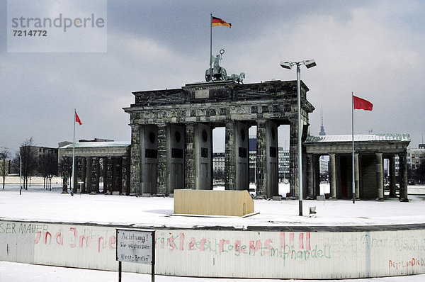Brandenburger Tor mit Berliner Mauer im Schnee  Berlin  Deutschland  Europa