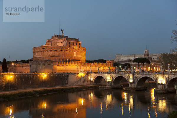 Engelsbrücke und Engelsburg im Abendlicht  Castel SantíAngelo  Fluss Tiber  Tevere  Rom  Latium  Italien  Südeuropa  Europa
