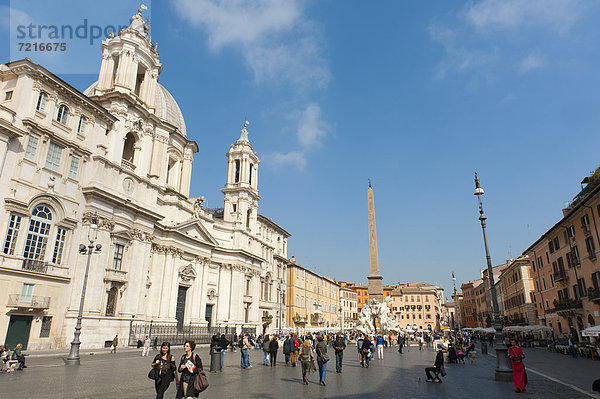 Barockes historisches Stadtzentrum  Kirche SantíAgnese in Agone  römischer Obelisk  Stadtplatz Piazza Navona  Rom  Latium  Italien  Südeuropa  Europa