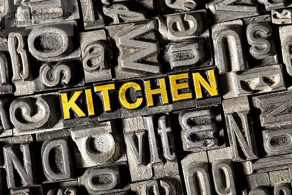 'Alte Bleilettern bilden das englische Wort ''KITCHEN'''