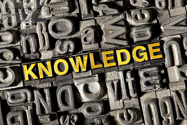 'Alte Bleilettern bilden das englische Wort ''KNOWLEDGE'''