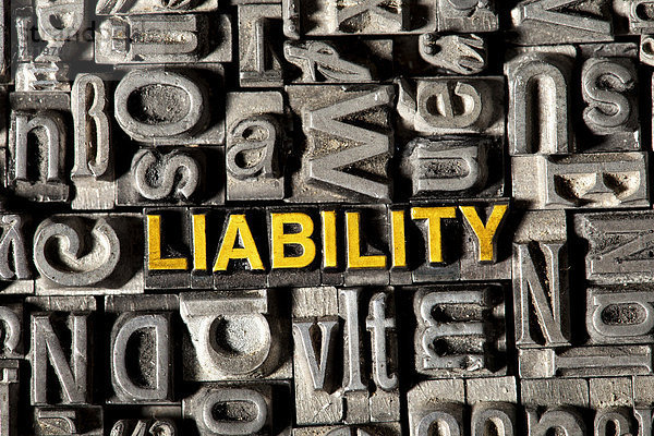 'Alte Bleilettern bilden das englische Wort ''LIABILITY'''