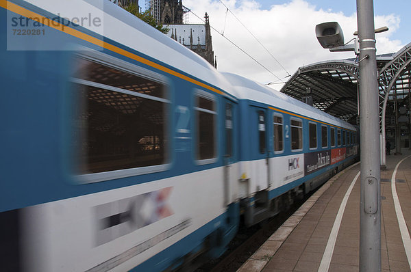 HKX  Hamburg-Köln-Express  ein privates Fernverkehrsunternehmen  Hauptbahnhof in Köln  Nordrhein-Westfalen  Deutschland  Europa