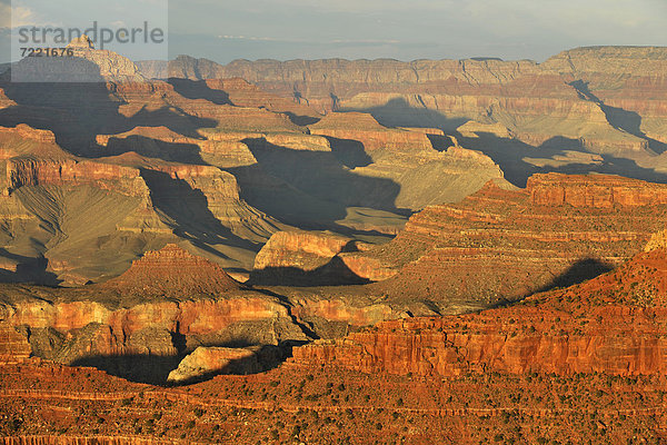 Blick bei Sonnenuntergang von Aussichtspunkt Yavapai Point auf Vishnu Temple  Desert Palisades  Comanche Point  Desert View  Abendlicht  Grand Canyon Nationalpark  South Rim  Südrand  Arizona  Vereinigte Staaten von Amerika  USA