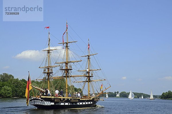 Die Königliche Jacht Louise vor der Pfaueninsel  Berlin  Deutschland