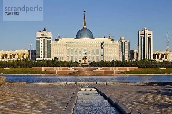 Spiegelung  Fluss  Palast  Schloß  Schlösser  Ansicht  Präsident  Asien  Zentralasien  Kasachstan