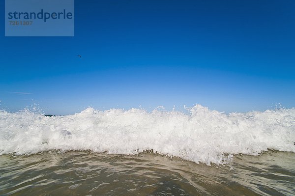 Helligkeit  Kitesurfer  Strand  Himmel  blau  Pazifischer Ozean  Pazifik  Stiller Ozean  Großer Ozean  zerbrechen brechen  bricht  brechend  zerbrechend  zerbricht  Australien  Gold Coast  Paradies  Queensland