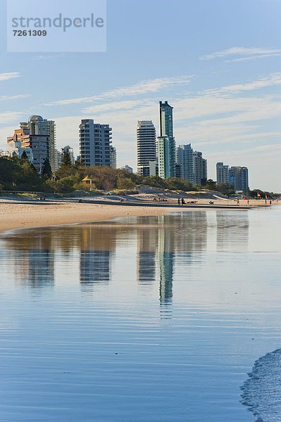 hoch  oben  Kitesurfer  Strand  Gebäude  aufwärts  Spiegelung  Pazifischer Ozean  Pazifik  Stiller Ozean  Großer Ozean  Australien  Gold Coast  Paradies  Queensland  Reflections