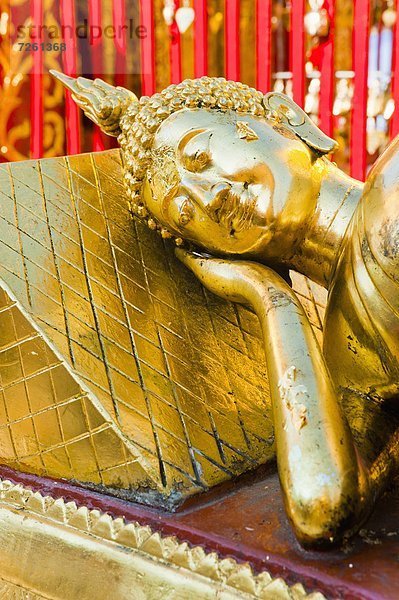 liegend  liegen  liegt  liegendes  liegender  liegende  daliegen  Pflanzenblatt  Pflanzenblätter  Blatt  Gold  Südostasien  Asien  Buddha  Chiang Mai  zurücklehnen  Thailand