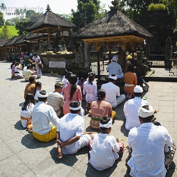 Mensch  Menschen  Menschengruppe  Menschengruppen  Gruppe  Gruppen  Gebet  Hinduismus  Südostasien  Asien  Indonesien