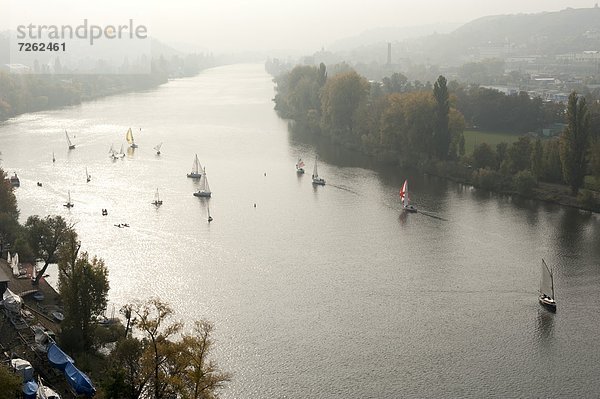 Segeln  Prag  Hauptstadt  Europa  Boot  Fluss  Tschechische Republik  Tschechien  Herbst  Moldau