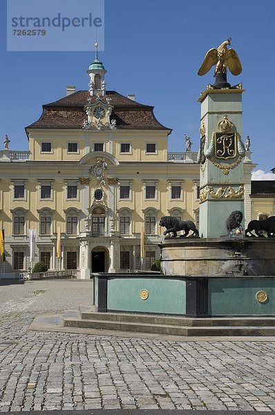 Binnenhafen  Springbrunnen  Brunnen  Fontäne  Fontänen  Europa  Gebäude  Palast  Schloß  Schlösser  Barock  Jahrhundert  Innenhof  Hof  Zierbrunnen  Brunnen  Deutschland  Ludwigsburg  Residenzschloss