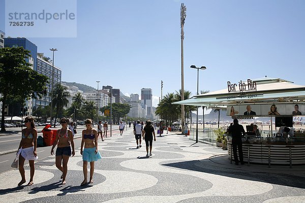 Mensch  Menschen  gehen  Strand  Brasilien  Copacabana  Rio de Janeiro  Südamerika