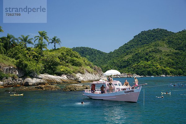 zwischen  inmitten  mitten  Strand  Tourist  Boot  Vielfalt  Insel  angeln  Kreuzfahrtschiff  Rio de Janeiro Bundesstaat  Brasilien  Südamerika