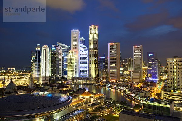 Skyline  Skylines  Finanzen  Südostasien  Asien  Ortsteil  Abenddämmerung  Singapur