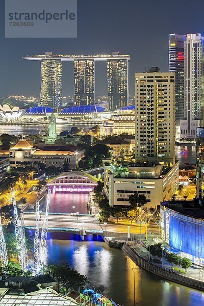 Skyline  Skylines  Nacht  über  Entertainment  Großstadt  Fluss  Kai  Ansicht  Erhöhte Ansicht  Aufsicht  heben  Südostasien  Asien  Ortsteil  Singapur