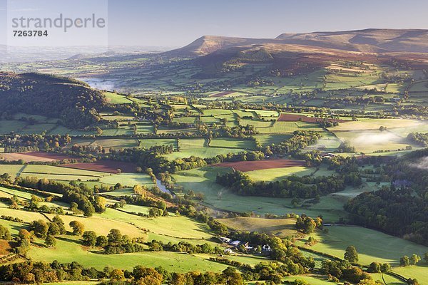 Europa  Morgen  Großbritannien  Tal  Feld  beleuchtet  Sonnenstrahl  Brecon Beacons  Patchwork  Wales