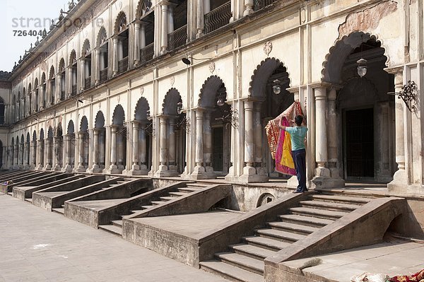 Außenaufnahme Mann waschen Zimmer Brücke Stoff abhängen Asien Indien Westbengalen