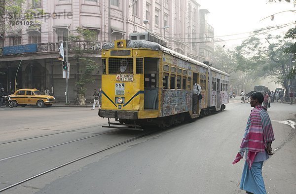 Morgen  Straße  früh  Taxi  Straßenbahn  Asien  Indien  Straßenverkehr  Westbengalen