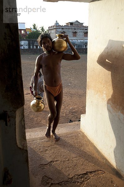 Wasser  tragen  Sonnenuntergang  Kleidung  Asien  Messing  Indien  Lendenschurz  Mönch  Orissa