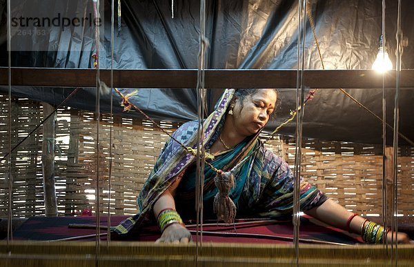 Muster  Hütte  Frau  Dorf  rauh  blau  weben  Asien  Indien  Sari