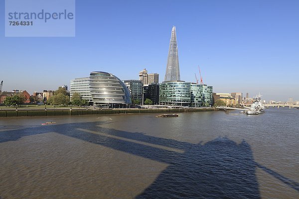 Europa  Großbritannien  Gebäude  London  Hauptstadt  Schatten  Brücke  Fokus auf den Vordergrund  Fokus auf dem Vordergrund  Glasscherbe  England