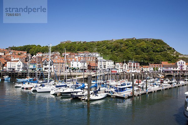 Hafen  Motorjacht  Europa  Palast  Schloß  Schlösser  Großbritannien  Hügel  Yorkshire and the Humber  England  North Yorkshire  Scarborough