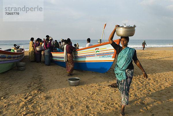 Fisch  Pisces  Frau  Frische  fangen  kaufen  Asien  Indien  Kerala