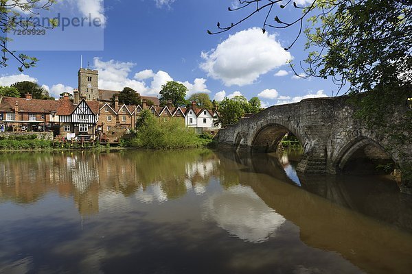 Mittelalter  Europa  Großbritannien  über  Brücke  Fluss  Dorf  England  Kent