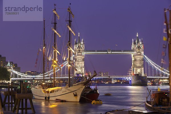 Tower Bridge und hohe Schiffe auf der Themse  London  England  Großbritannien  Europa