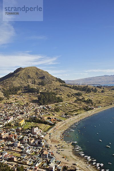 Blick auf Copacabana und den Titicaca-See vom Cerro Calvario  Copacabana  Provinz La Paz  Bolivien  Südamerika