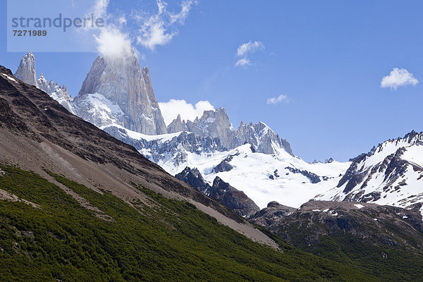 Rauchender Berg Mount Fitz Roy im Nationalpark Los Glaciares  Cerro Fitzroy  El Chalten  Patagonien  Santa Cruz  Argentinien  Südamerika  Lateinamerika  Amerika