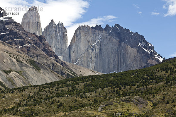 Blick auf die steilen Gipfel der Granitberge Torres del Paine  Nationalpark Torres del Paine  Region Magallanes Antartica  Patagonien  Chile  Südamerika  Lateinamerika  Amerika